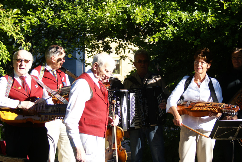 Jan Fridegårdsällskapet bjöd in till Första frukost i Fridegårdsparken kl. 07.30 en morgon under kulturveckan som Enköpings kommun anordnade under många år. Trögds spelmanslag stod för musiken.